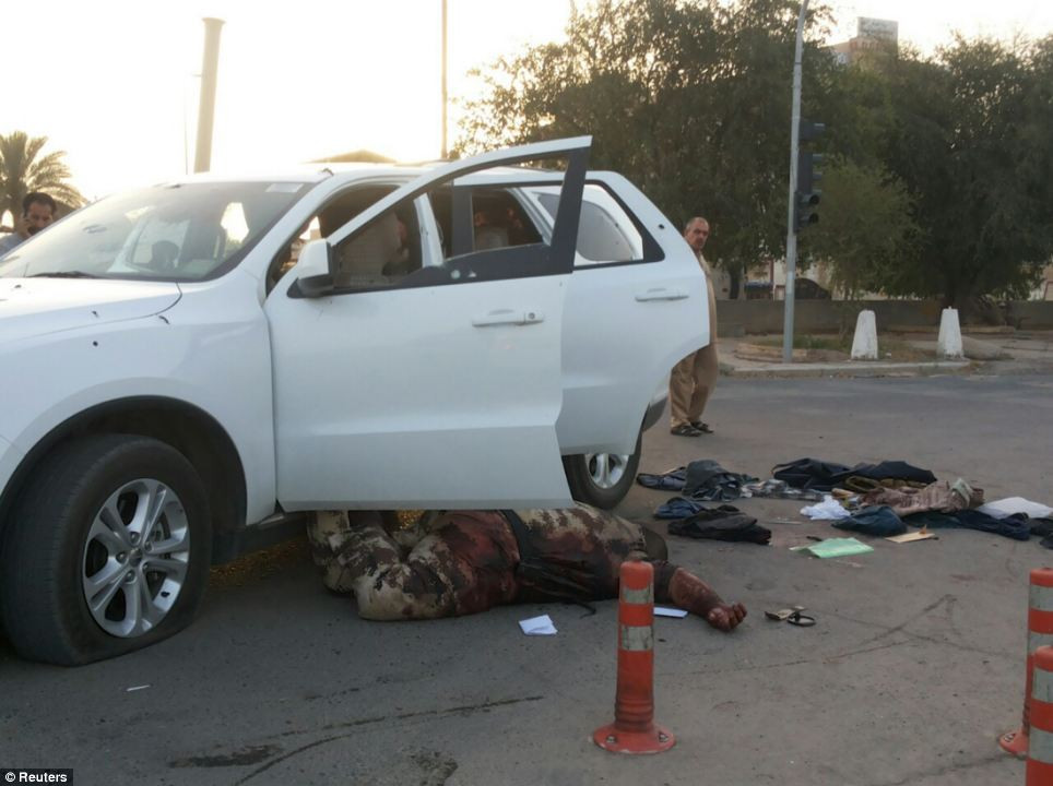 Thi thể các nhân viên an ninh Iraq bị bỏ lại trên đường phố sau trận chiến với phiến quân ISIS.