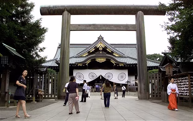 Trọng tâm của các tranh cãi liên quan tới chuyến thăm đền Yasukuni của Thủ tướng Shinzo Abe ngày 26/12. Trọng tâm của các tranh cãi liên quan tới chuyến thăm đền Yasukuni của Thủ tướng Shinzo Abe ngày 26/12.