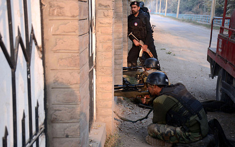 Lực lượng an ninh Pakistan bao vây trường học bị những tay súng Taliban tấn công. Lực lượng an ninh Pakistan bao vây trường học bị những tay súng Taliban tấn công.
