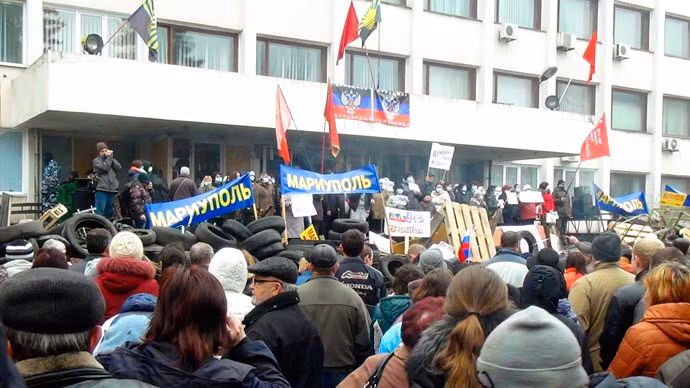 Người biểu tình ở Mariupol, Donetsk ngày 13/4. Người biểu tình ở Mariupol, Donetsk ngày 13/4.