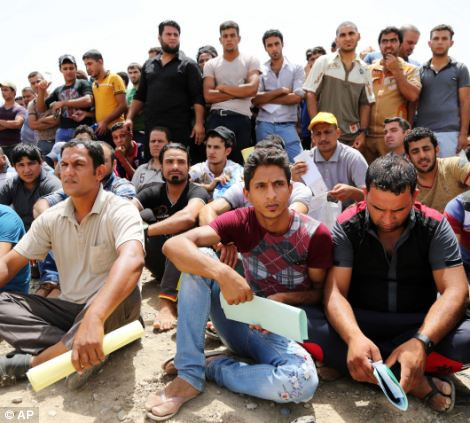 Người dân Baghdad tình nguyện đăng kí tham gia bảo vệ thành phố.