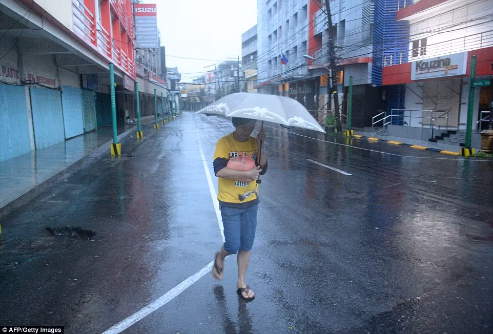 Thành phố Legazpi trở nên vắng vẻ do bão.