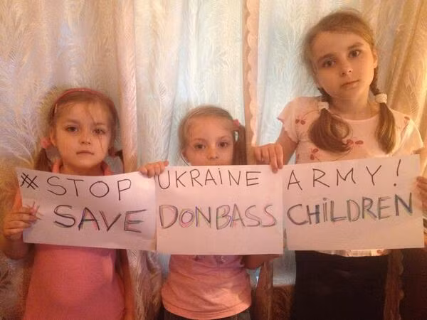 Trẻ em Donbass kêu gọi quân đội Ukraine ngừng tấn công các khu vực dân cư trong bức ảnh được chia sẻ trên Twitter.