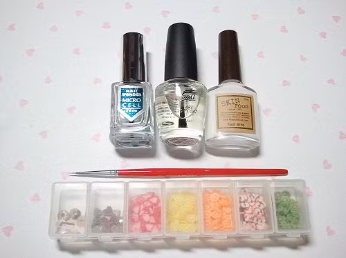 Dụng cụ và màu sơn bạn sẽ cần để làm nail họa tiết hoa quả