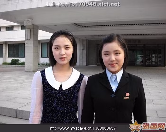 Hai thiếu nữ Triều Tiên tóc ngắn trang điểm nhẹ nhàng, mộc mạc Hai thiếu nữ Triều Tiên tóc ngắn trang điểm nhẹ nhàng, mộc mạc