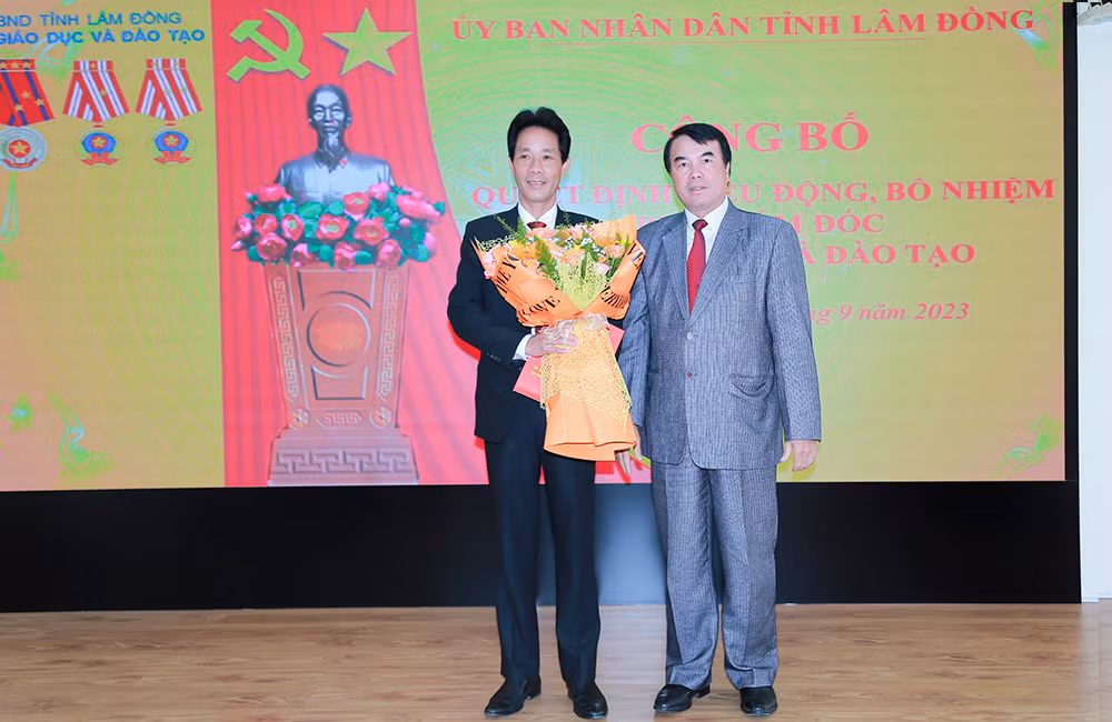 Ông Phạm S - Phó Chủ tịch Uỷ ban nhân dân tỉnh Lâm Đồng trao Quyết định. Ảnh: Sở Giáo dục và Đào tạo tỉnh Lâm Đồng.