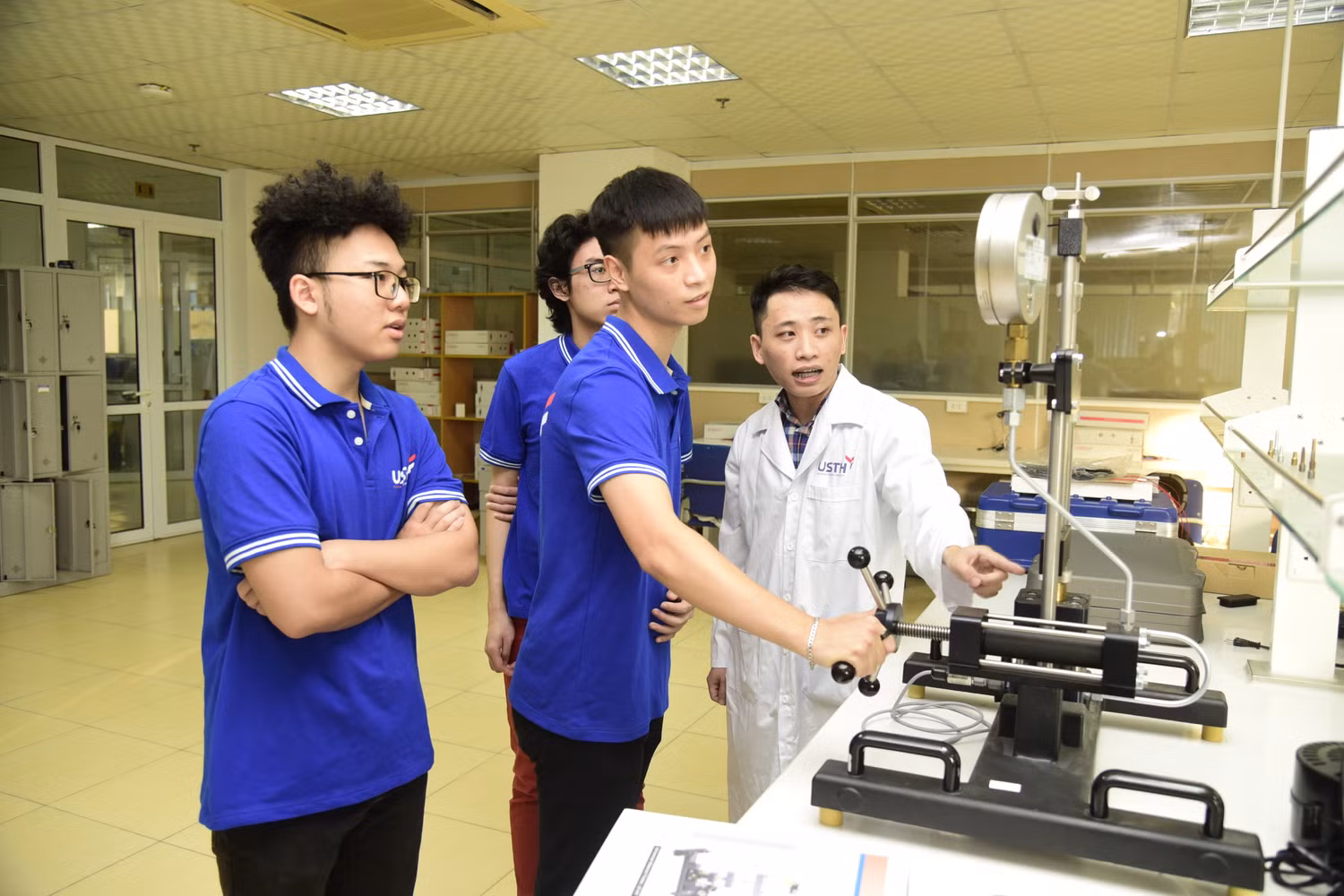 Sinh viên ngành Kỹ thuật Hàng không (USTH) tại phòng thực hành thí nghiệm hàng không. Ảnh: NVCC Sinh viên ngành Kỹ thuật Hàng không (USTH) tại phòng thực hành thí nghiệm hàng không. Ảnh: NVCC
