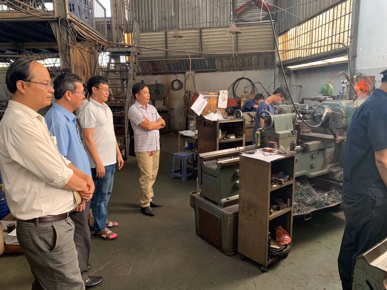 Trong hình là lãnh đạo và các giảng viên Trường Đại học Đồng Nai đến thực địa tại Công ty TNHH MTV Tinh Nguyên Hảo (đầu năm 2023). Ảnh: website nhà trường