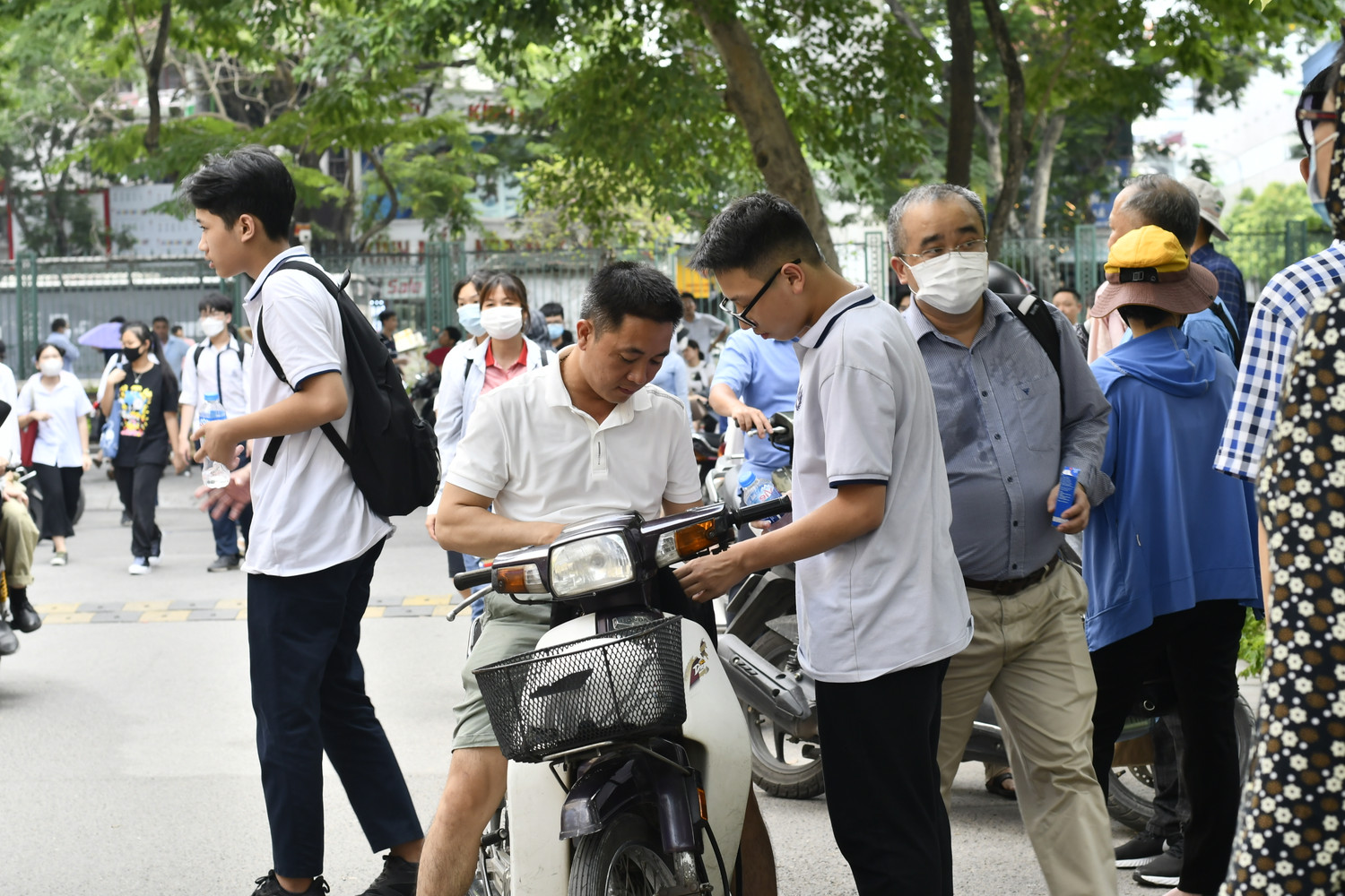 Phụ huynh đưa con đến điểm thi Chuyên Toán tại Trường trung học phổ thông Chuyên Đại học Sư phạm. Phụ huynh đưa con đến điểm thi Chuyên Toán tại Trường trung học phổ thông Chuyên Đại học Sư phạm.