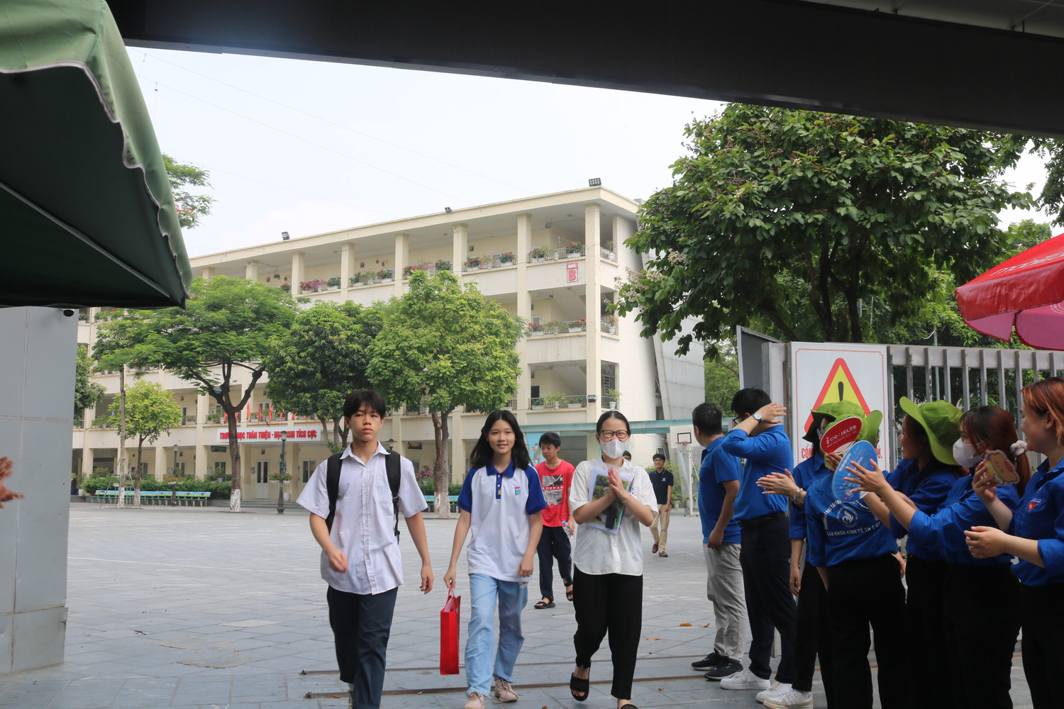 Những thí sinh đầu tiên đi ra với tràng vỗ tay chúc mừng, động viên, cổ vũ từ các tình nguyện viên. (Ảnh: Phương Nga).