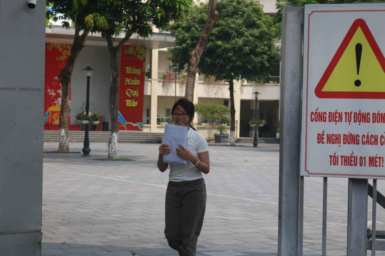 Thí sinh Hoàng Bảo Vy - Trường Trung học cơ sở Nghĩa Tân cười tươi rói sau khi kết thúc môn Toán và kì vọng được 9 điểm. (Ảnh: Vân Ánh).