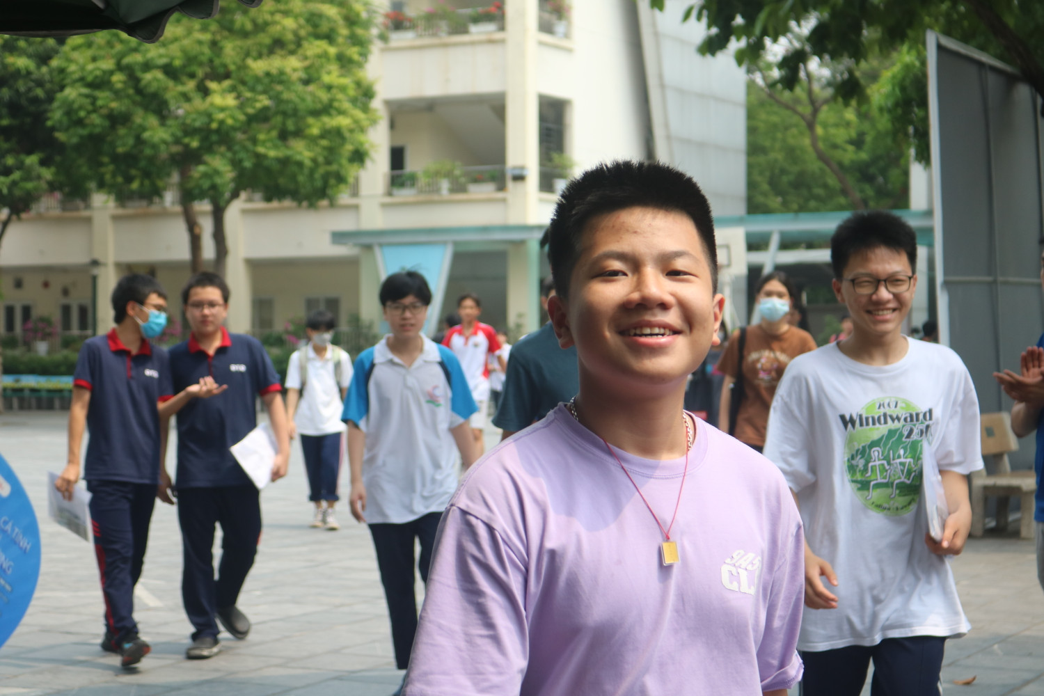 Thí sinh không giấu nổi niềm vui khi kết thúc kỳ thi tuyển sinh kết thúc. (Ảnh: Ánh Vân).