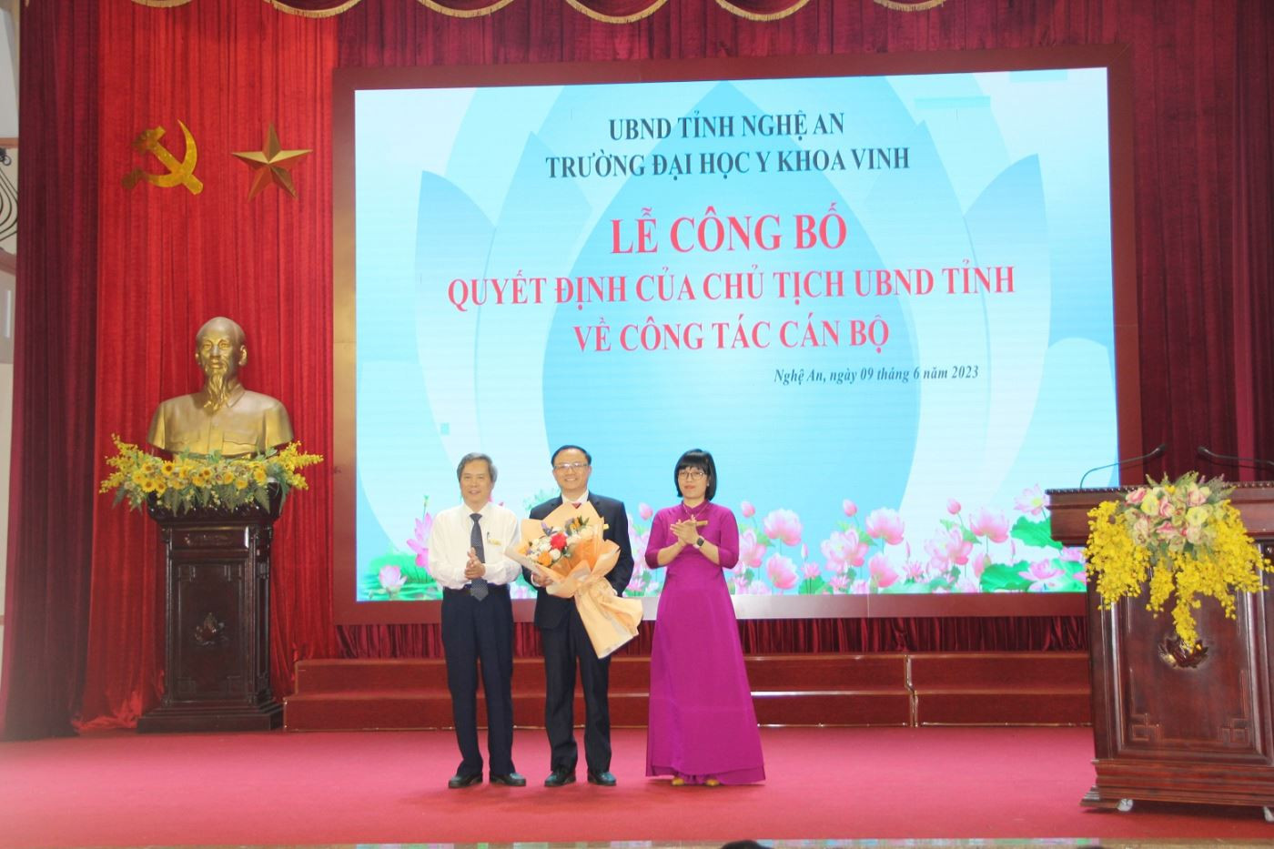 Đại diện lãnh đạo nhà trường tặng hoa chúc mừng đồng chí tân Hiệu trưởng. (Ảnh: Vân Anh). Đại diện lãnh đạo nhà trường tặng hoa chúc mừng đồng chí tân Hiệu trưởng. (Ảnh: Vân Anh).