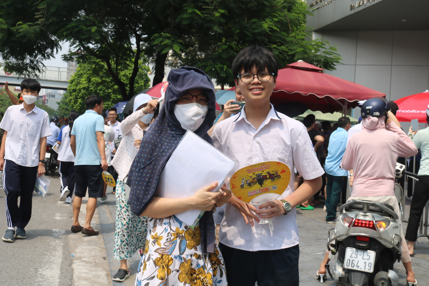 Nụ cười rạng rỡ, tự tin của nam sinh sau khi hoàn thành bài thi môn Toán với hy vọng trúng tuyển vào nguyện vọng 1. (Ảnh: Phương Nga).