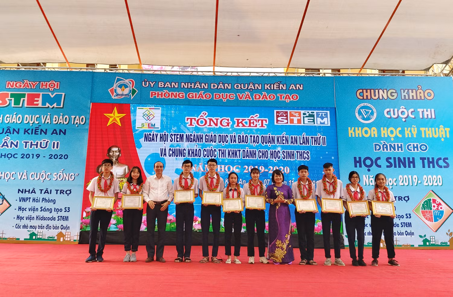 Ban tổ chức Ngày hội STEM ngành Giáo dục và Đào tạo quận Kiến An trao thưởng 4 học sinh của Trường Trung học cơ sở Trần Phú đạt giải nhất Khoa học kỹ thuật cấp quận (Ảnh: Lã Tiến)