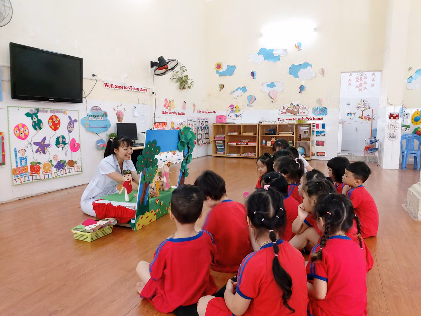 Cô giáo Vũ Thị Ánh Tuyết, giáo viên Trường Mẫu giáo Kim Đồng 1 luôn được các bậc phụ huynh tin tưởng, học sinh và đồng nghiệp quý mến (Ảnh: Lã Tiến)