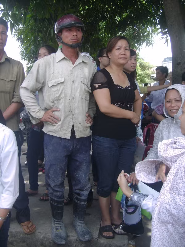 Người đàn ông này còn vận luôn bộ đồ sau khi đi đổ bê tông thuê về để ra đón con.
