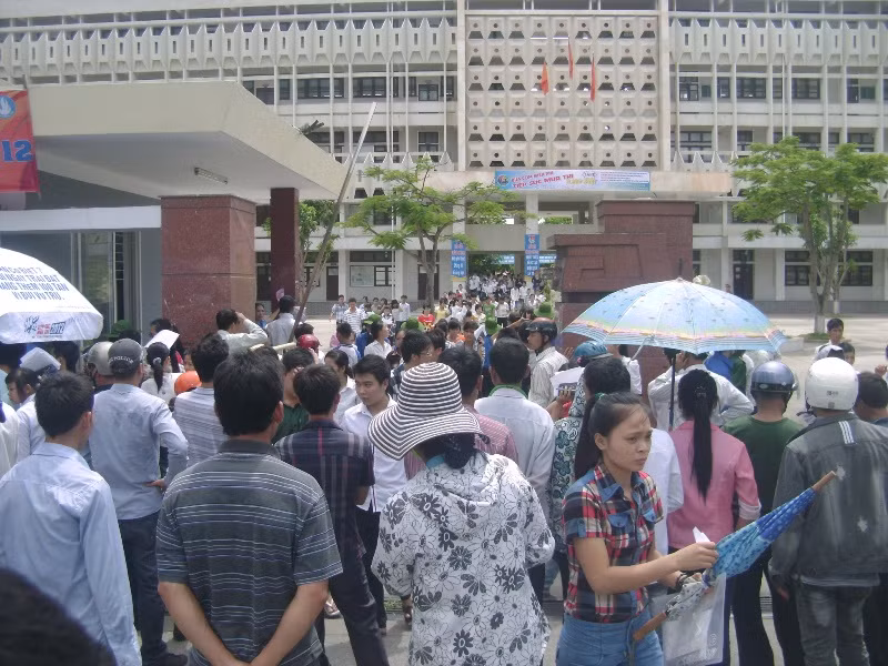 Đến giờ tan trường các phụ huynh đã lo lắng đứng chờ con mình ra khi kết thúc môn thi đầu tiên