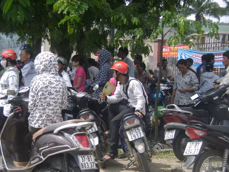 Những phụ huynh đi sau không tìm được bóng mát ngồi vẫn chấp nhận ngồi giữa nắng nóng hàng tiếng đồng hồ để chờ con. (Xem đáp án môn Vật lí - Xem đáp án môn Toán)