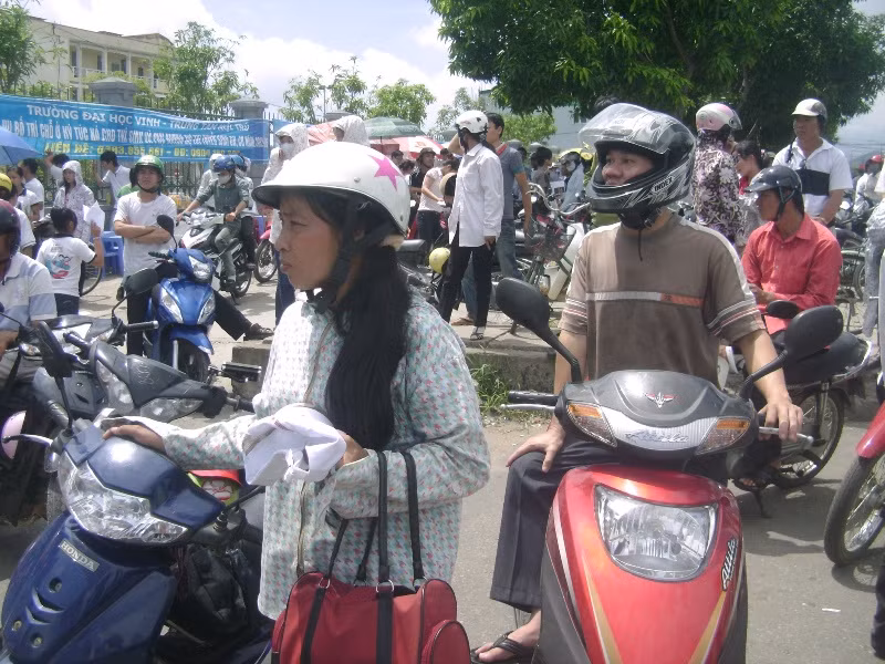Một số phụ huynh đã ngồi không yên đành đứng giữa nắng mong cho con mình thi làm bài tốt.