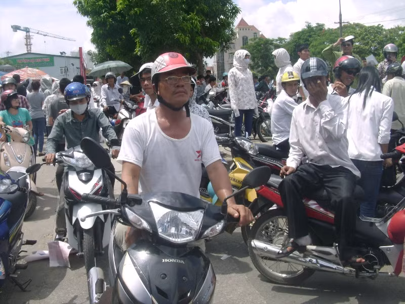 Con mắt luôn hướng về phía địa điểm thi.