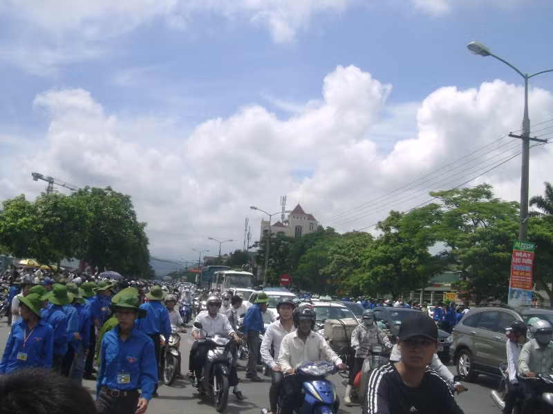 Do sự chen lấn và lượng thí sinh đổ ra đông nên đã gây nên tình trạng tắc nghẽn giao thông tại nhiều điểm thi. (Xem đáp án môn Vật lí - Xem đáp án môn Toán)