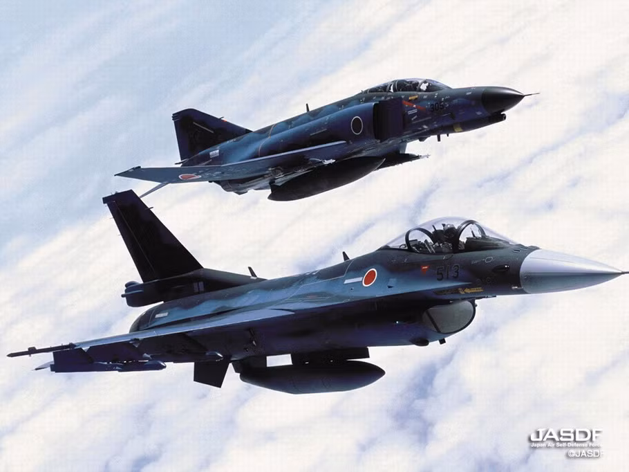 Máy bay chiến đấu F-2A và F-4EJ của Lực lượng Phòng vệ Trên không Nhật Bản.