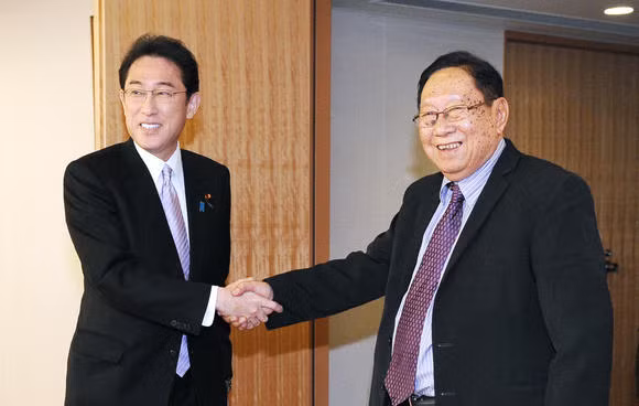 Ngoại trưởng Nhật Bản Fumio Kishida tiếp ông Nyan Win, ảnh: Nikkei Asian Review.
