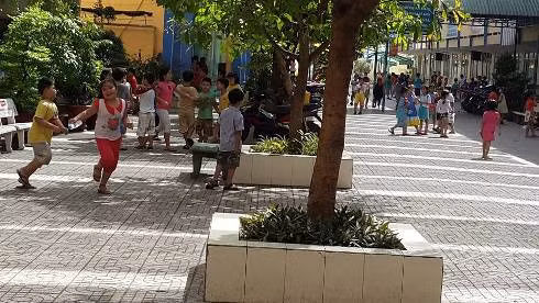 Học sinh Trường tiểu học Phú Lâm trong giờ ra chơi sáng ngày 28/7 (ảnh: P.L) Học sinh Trường tiểu học Phú Lâm trong giờ ra chơi sáng ngày 28/7 (ảnh: P.L)