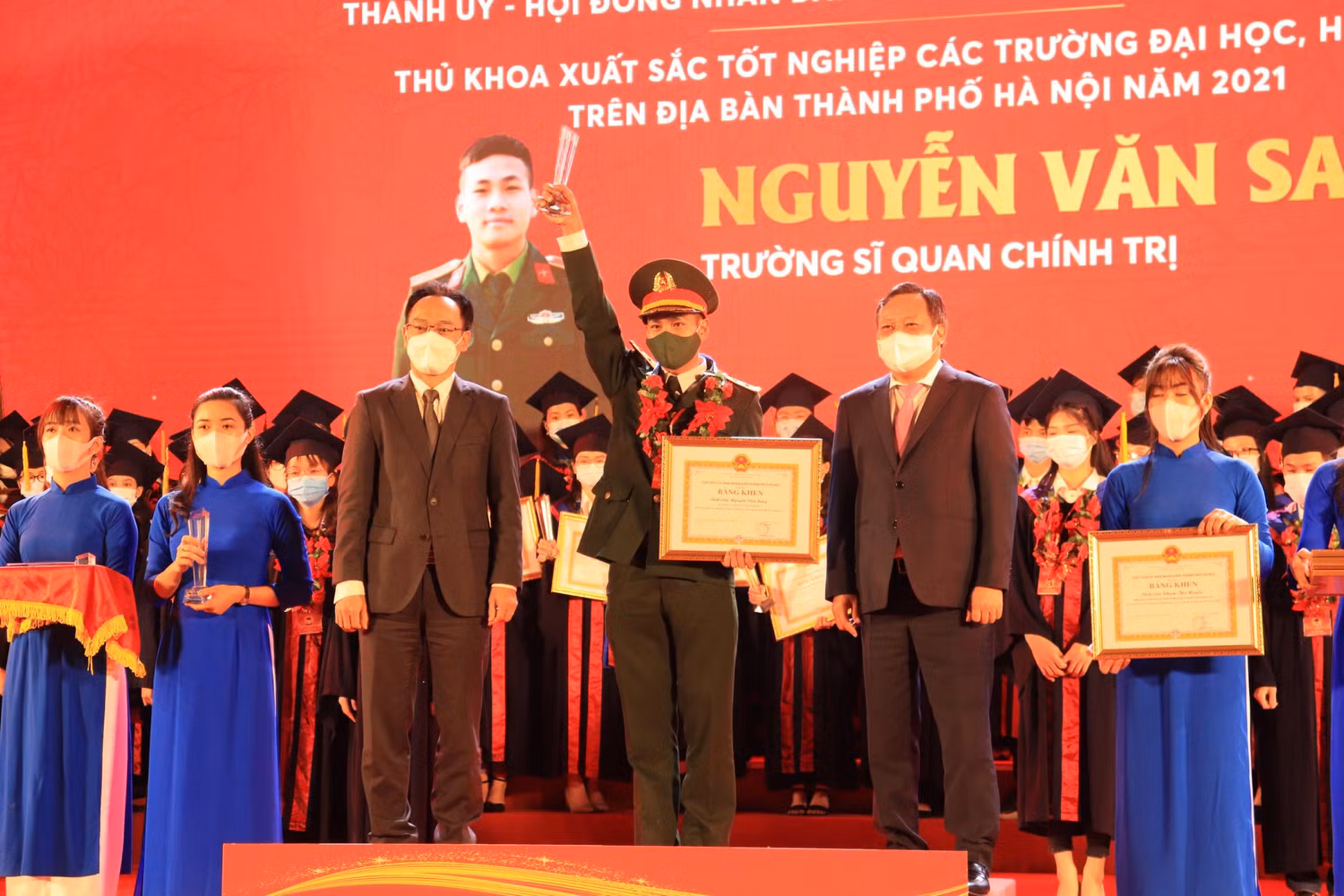 Nguyễn Văn Sang tại Lễ tuyên dương thủ khoa xuất sắc của Thủ đô. (Ảnh: NVCC) Nguyễn Văn Sang tại Lễ tuyên dương thủ khoa xuất sắc của Thủ đô. (Ảnh: NVCC)