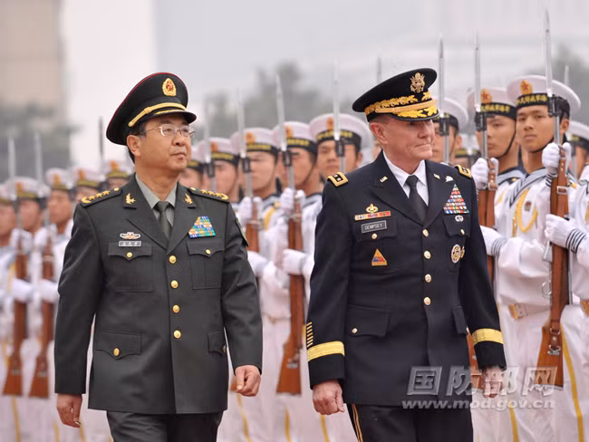Tướng Phòng Phong Huy (trái) tiếp Chủ tịch Hội đồng tham mưu trưởng liên quân Mỹ, Martin Dempsey Tướng Phòng Phong Huy (trái) tiếp Chủ tịch Hội đồng tham mưu trưởng liên quân Mỹ, Martin Dempsey