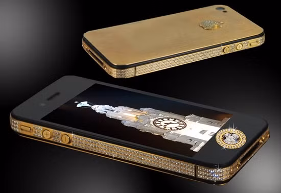 Mẫu iPhone 4S được Stuart Hughes gắn 500 viên kim cương quanh thân, mặt sau dát vàng 24 carat và biểu tượng quả táo được đính bằng 53 viên kim cương. Nut Home được gắn một viên kim cương trọng lượng 2.6 carat, xung quanh viền bằng những viên kim cương nhỏ li ti. Hộp đựng mẫu máy này được làm từ chất liệu bạch kim có gắn xương khủng long T-rex và các loại ngọc quý. Máy có giá 9.4 triệu USD tương đương 197.4 tỷ đồng và được đặt tên iPhone 4S Elite Gold. Mẫu iPhone 4S được Stuart Hughes gắn 500 viên kim cương quanh thân, mặt sau dát vàng 24 carat và biểu tượng quả táo được đính bằng 53 viên kim cương. Nut Home được gắn một viên kim cương trọng lượng 2.6 carat, xung quanh viền bằng những viên kim cương nhỏ li ti. Hộp đựng mẫu máy này được làm từ chất liệu bạch kim có gắn xương khủng long T-rex và các loại ngọc quý. Máy có giá 9.4 triệu USD tương đương 197.4 tỷ đồng và được đặt tên iPhone 4S Elite Gold.
