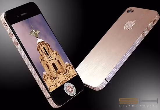 Hãng Stuart Hughes còn mạ kim cương lên mẫu iPhone 4 Diamond Rose Edition với 500 viên kim cương quanh thân máy, lưng máy được ốp vàng hồng, trong khi logo quả táo được mạ 53 viên kim cương. Nút Home được gắn kim cương hồng 7.4 carat. Hộp đựng được làm bằng đá granits hồng có lót da Nubuck có trọng lượng 7kg. Mẫu máy này có giá 8 triệu USD (tương đương 168 tỷ đồng). Hãng Stuart Hughes còn mạ kim cương lên mẫu iPhone 4 Diamond Rose Edition với 500 viên kim cương quanh thân máy, lưng máy được ốp vàng hồng, trong khi logo quả táo được mạ 53 viên kim cương. Nút Home được gắn kim cương hồng 7.4 carat. Hộp đựng được làm bằng đá granits hồng có lót da Nubuck có trọng lượng 7kg. Mẫu máy này có giá 8 triệu USD (tương đương 168 tỷ đồng).