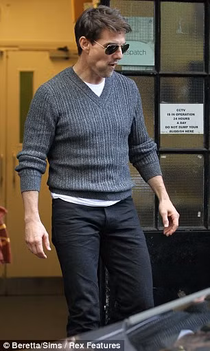 Tom Cruise bị bắt gặp đang ở London trong khi cô bé Suri ở New York đến trường cùng mẹ Kate Holmes trong ngày khai trường. Ảnh. Rex.