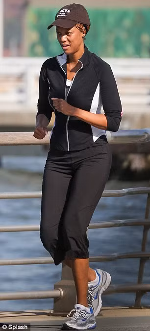 Nhưng gần đây, Tyra Banks cũng gặp phải lời chỉ trích từ một quán quân Cari Dee English của America's Next Top Model mùa thứ 7 phản pháo Tyra Banks chẳng quan tâm đến các thí sinh sau khi họ rời khỏi cuộc thi.