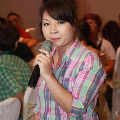 Thí sinh Quỳnh Trang với hành động gây sốc với các phóng viên tại buổi họp báo The Voice. Thí sinh Quỳnh Trang với hành động gây sốc với các phóng viên tại buổi họp báo The Voice.