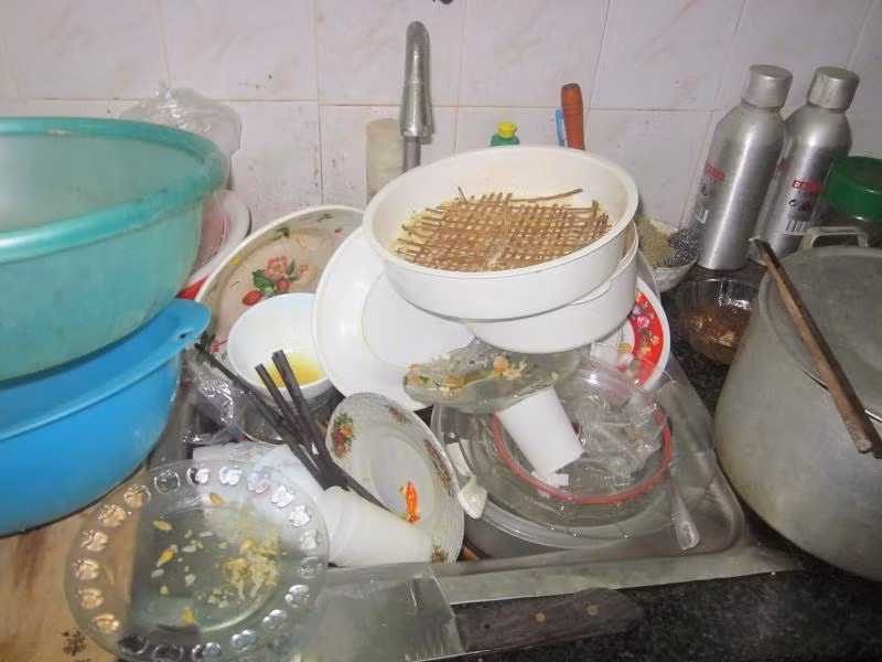 Mọi sinh hoạt bị đảo lộn, các nhu cầu từ "nhỏ" đến "lớn" đều phải nhịn. Quần áo và bát đũa chất hàng đống, người ngứa ngáy vì không được tắm, gội... Đúng là không có cái khổ nào bằng cái khổ mất nước!