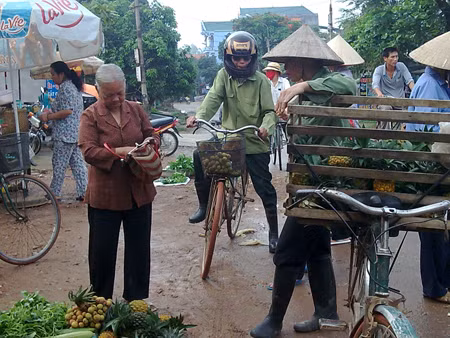 Không những chấp hành luật lệ đội mũ bảo hiểm khi đi xe máy, mà bác ấy còn "gương mẫu" đội mũ bảo hiểm khi đi... xe đạp để bảo đảm an toàn. Không những chấp hành luật lệ đội mũ bảo hiểm khi đi xe máy, mà bác ấy còn "gương mẫu" đội mũ bảo hiểm khi đi... xe đạp để bảo đảm an toàn.