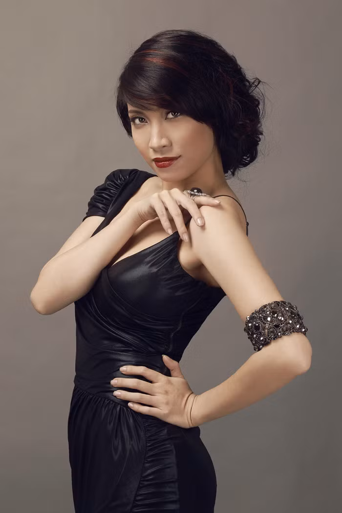 “Từ khi sinh ra tôi đã đi con đường khác hẳn với con đường nghệ thuật, nhưng có lẽ nghề đã chọn tôi, tôi cứ tiếp tục chiến đấu, tiếp tục tiến lên và rồi tôi đã làm được”. Pha Lê bịt mắt... khoe vòng một tròn đầy