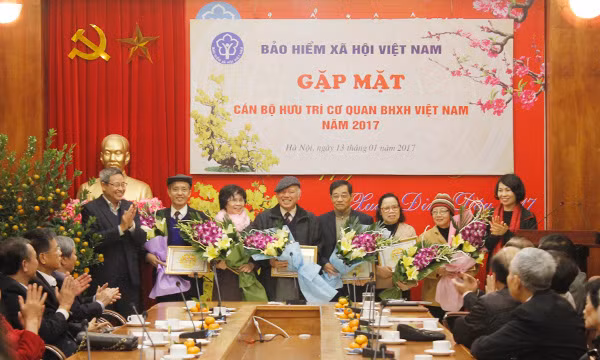 Lãnh đạo Bảo hiểm xã hội Việt Nam tặng hoa quà cho cán bộ hưu trí cơ quan bảo hiểm xã hội qua các thời kỳ - ảnh nguồn Bảo hiểm xã hội Việt Nam.
