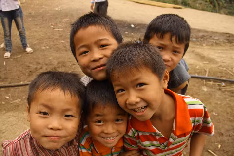 Lũ trẻ thích thú khi được chụp ảnh.