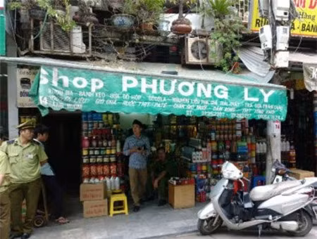Hàng loạt cửa hàng trên phố Hàng Buồm vi phạm khi cơ quan chức năng kiểm tra.