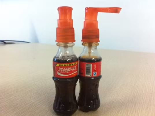 Những chai Coca mini được bày bán tràn lan trên thị trường có giá chỉ... 2.000 đồng Những chai Coca mini được bày bán tràn lan trên thị trường có giá chỉ... 2.000 đồng