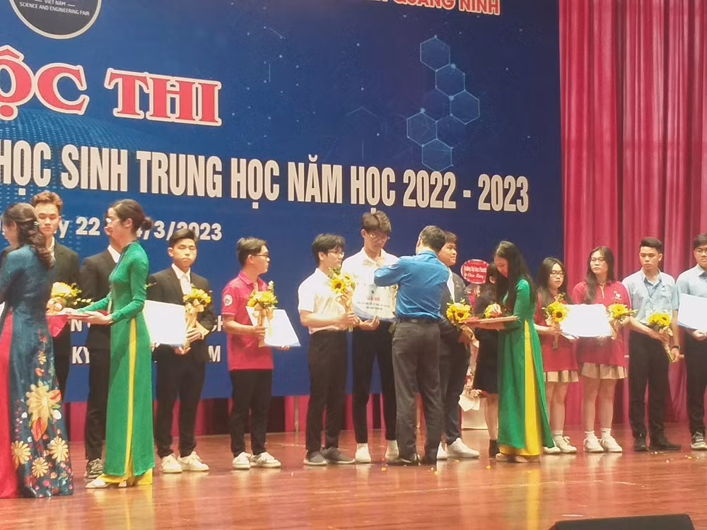 Ban tổ chức trao giải cho các thí sinh. Ảnh: Sở Giáo dục và Đào tạo Vĩnh Phúc Ban tổ chức trao giải cho các thí sinh. Ảnh: Sở Giáo dục và Đào tạo Vĩnh Phúc