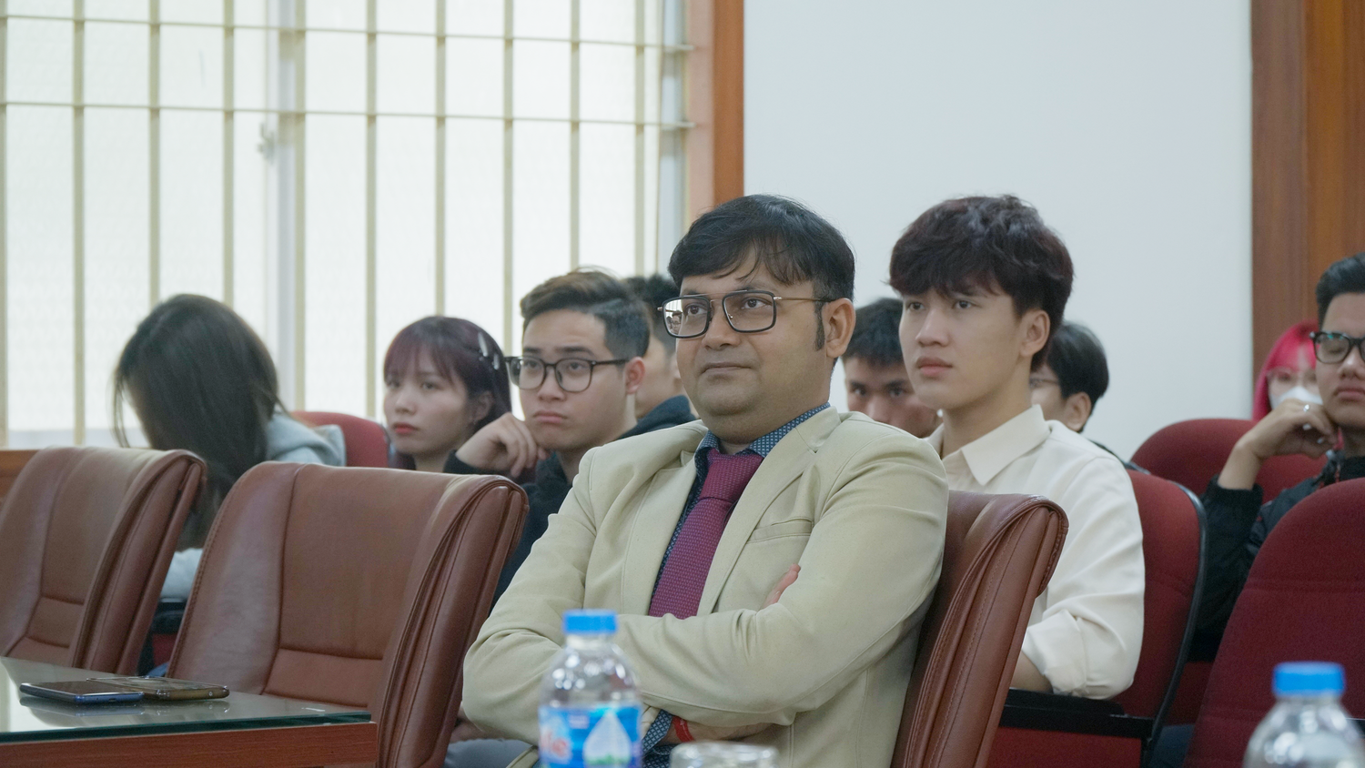 Giáo sư Basak tại buổi tọa đàm với sinh viên Trường Đại học Hòa Bình