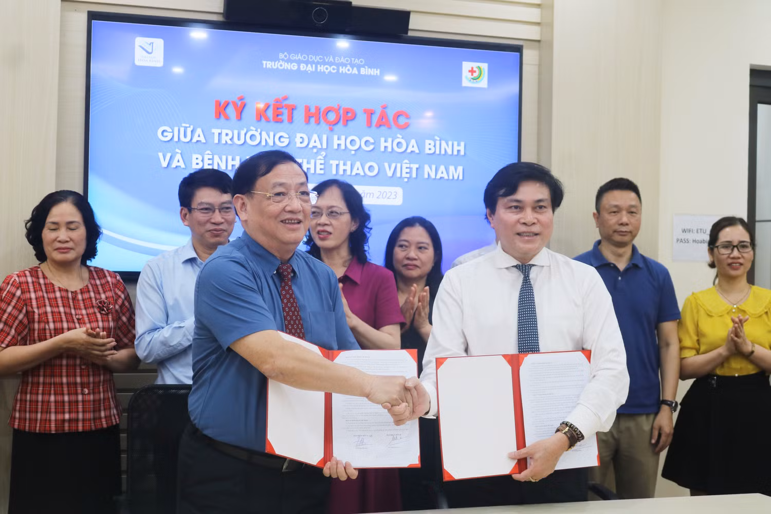 Lãnh đạo hai đơn vị bày tỏ hi vọng trên cơ sở bản thỏa thuận hợp tác, Trường Đại học Hòa Bình và Bệnh viện Thể thao Việt Nam sẽ có nhiều hoạt động hợp tác hiệu quả hơn nữa trong đào tạo nhân lực thuộc lĩnh vực sức khỏe. Ảnh: DN