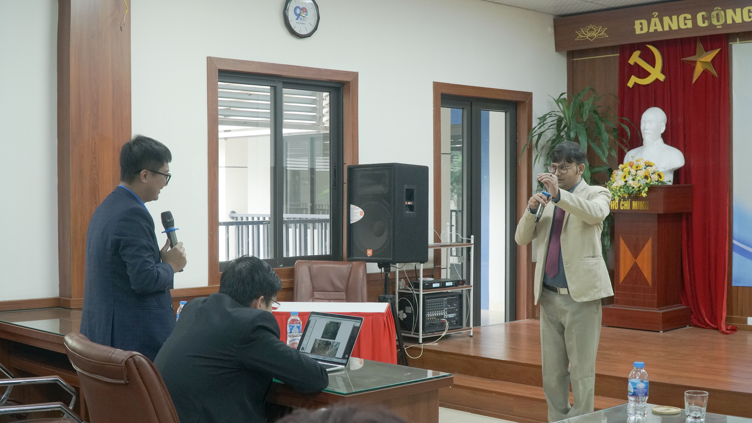 Thạc sĩ Nguyễn Toàn Định - Bí thư Đoàn Thanh niên cùng Giáo sư Bask trao đổi tại buổi tọa đàm