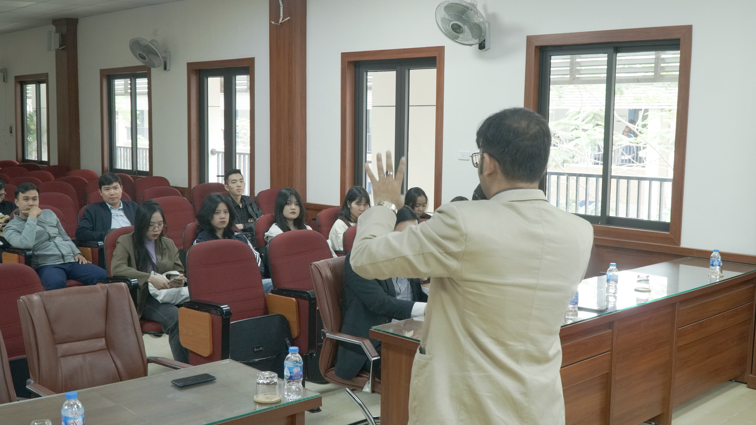 Giáo sư Basak trao đổi với sinh viên Trường Đại học Hòa Bình về khát vọng tuổi trẻ và chuyển đổi số