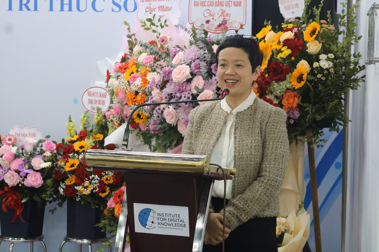Đại biểu tham dự lễ ra mắt phát biểu chúc mừng Viện Nghiên cứu Phát triển Tri thức số. Ảnh: DN Đại biểu tham dự lễ ra mắt phát biểu chúc mừng Viện Nghiên cứu Phát triển Tri thức số. Ảnh: DN