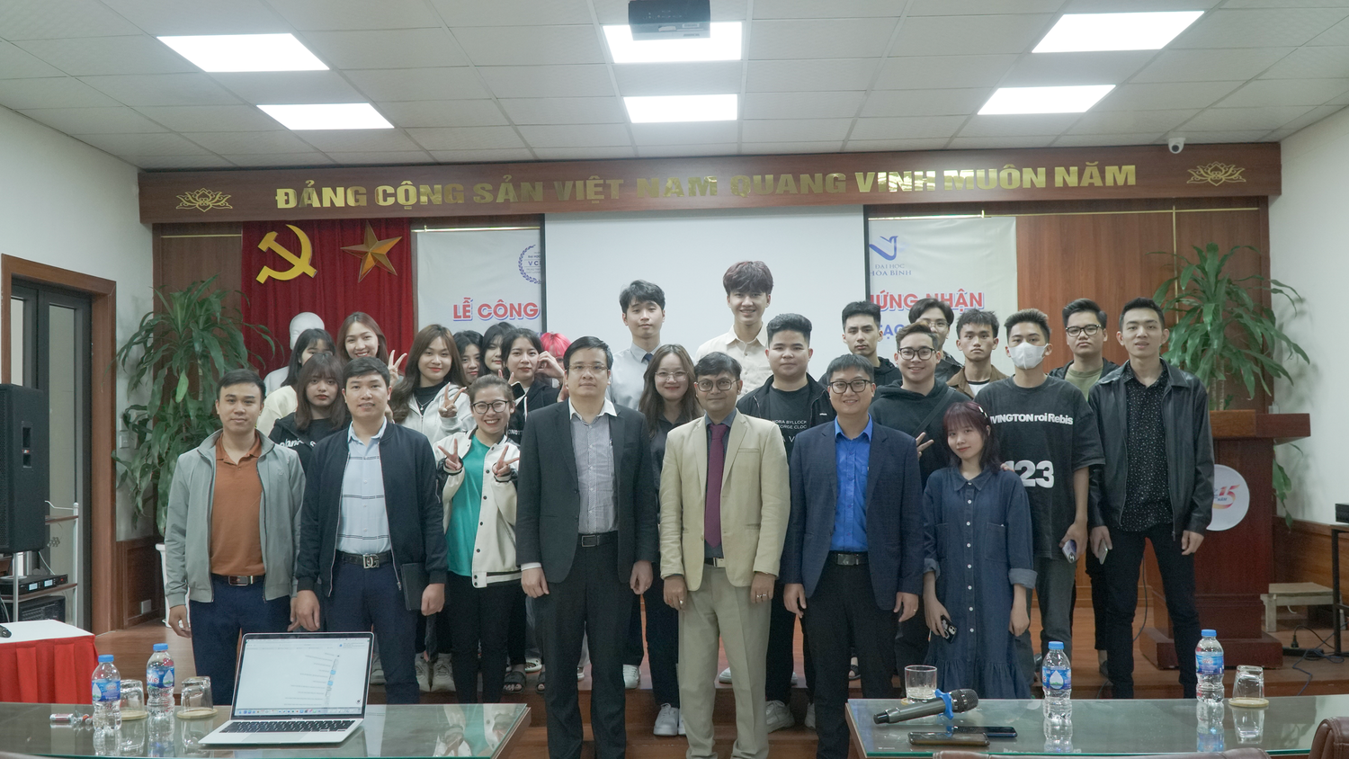 Kết thúc tọa đàm, Giáo sư Basak chụp ảnh lưu niệm cùng sinh viên Trường Đại học Hòa Bình